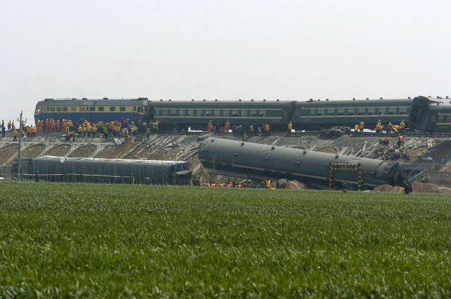 Vykolejená souprava, která směřovala z Pekingu na východní pobřeží. | Foto: Reuters