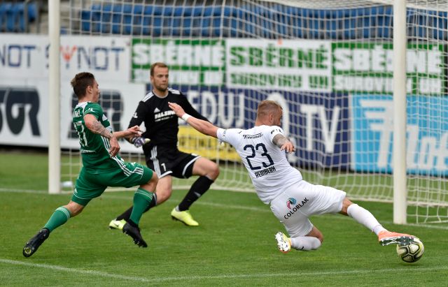 Petr Reinberk ze Slovácka v souboji s obranou Bohemians | Foto: ČTK