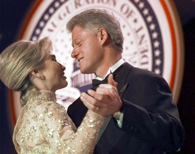 Prezident Bill Clinton 20. ledna 1997 tančí se svou manželkou Hillary (pozdější ministryně zahraničí Baracka Obamy a Trumpova soupeřka v prezidentském klání ve volbách v roce 2016) na inauguračním plese. | Foto: ČTK/AP