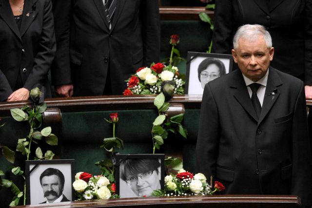 Jaroslaw Kaczyński v Sejmu při uctění památky poslanců, kteří zahynuli v sobotu ve Smolensku. | Foto: Reuters