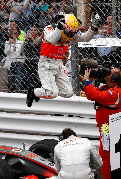 Také Hamilton letěl vzduchem. Ne s autem, ale když skákal po závodě radostí | Foto: Reuters