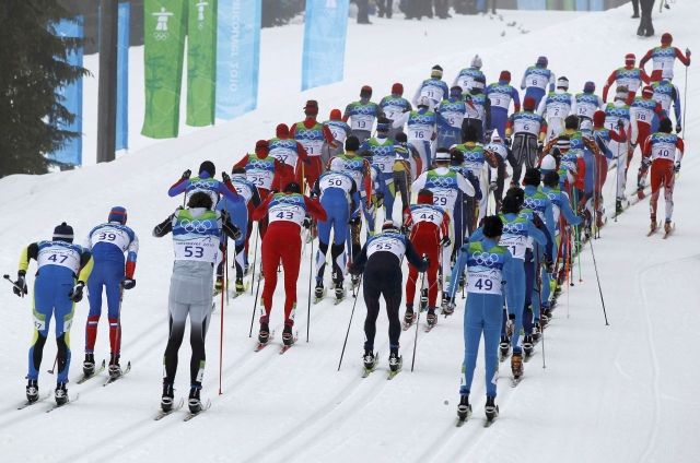 Hlavní balík závodníků. | Foto: Reuters