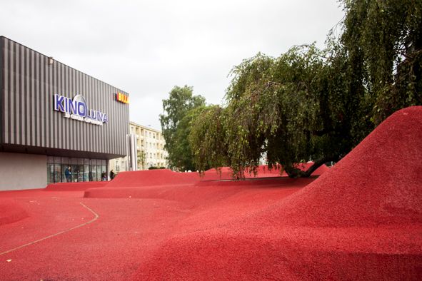 Vzrostlé stromy zůstaly na svých místech a rekonstrukce prostranství se jich nijak nedotkla. V noci je osvětlují bodová světla a lampy. | Foto: Monika Klimková