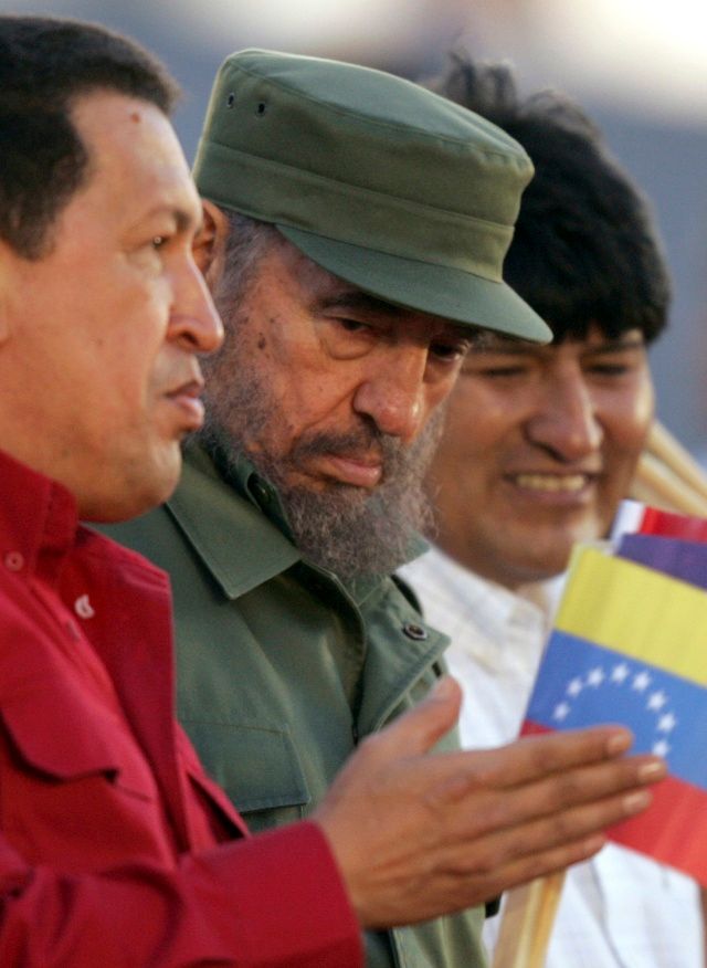 Přátelé: Fidel Castro při havanské schůzce s venezuelským prezidntem Hugem Chávezem a bolívijským prezidentem Evo Morálesem. Duben 2006. | Foto: Reuters