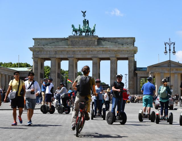 Turisté na segwaích před Braniborskou bránou v Berlíně | Foto: ČTK