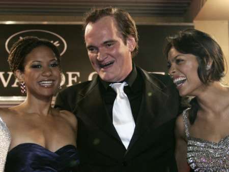 Auto zabiják v Cannes: Quentin Tarantino s herečkami Tracie Thomsovou a Rosario Dawsonovou | Foto: Reuters