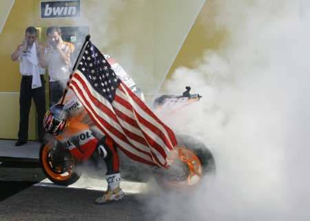 Tovární jezdec Hondy Nicky Hayden z USA slaví titul mistra světa ve třídě MotoGP tradičním protáčením pneumatik. | Foto: Reuters