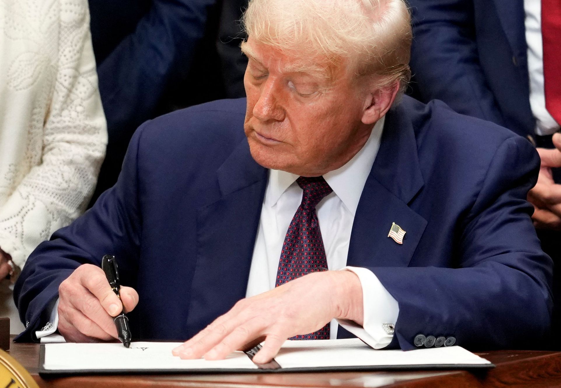 Trump zvýšil cla na dovoz z 69 zemí. Kanady se to týká hned, ostatních států za týden