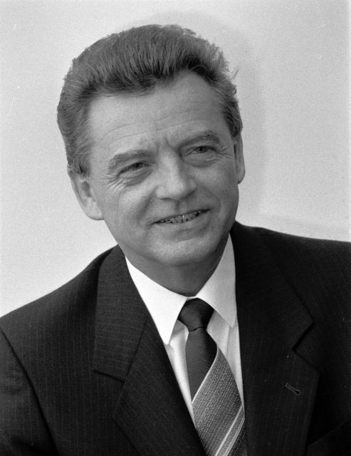 Milan Horálek , 27. 11. 1931 – 13. 11. 2012, ekonom, publicista a politik 
 Ve věku 80 let zemřel první český polistopadový ministr práce a sociálních věcí Milan Horálek. Horálek mimo jiné působil také v Československé televizi, později byl členem Rady České televize. 
 Společně s Jiřím Kantůrkem a Karlem Pechem stál u zrodu prvního skutečně publicistického televizního pořadu s názvem Věc veřejná, který byl ale již při druhém vysílání zakázán. Podílel se i na vzniku druhého programu Československé televize. 
 Po listopadu 1989 byl jmenován náměstkem ministra práce a sociálních věcí federální vlády a v červnu 1990 ministrem práce a sociálních věcí České republiky, kterým byl do července 1992. 
 Článek: 
 http://aktualne.centrum.cz/domaci/spolecnost/clanek.phtml?id=763206 | Foto: ČTK