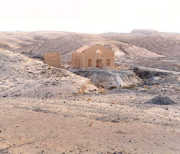 Autorka mapuje jak stopy prehistorických sídel, tak zcela moderní zaniklé budovy (jako na tomto snímku). | Foto: Amélie Labourdette, Sony World Photography Awards