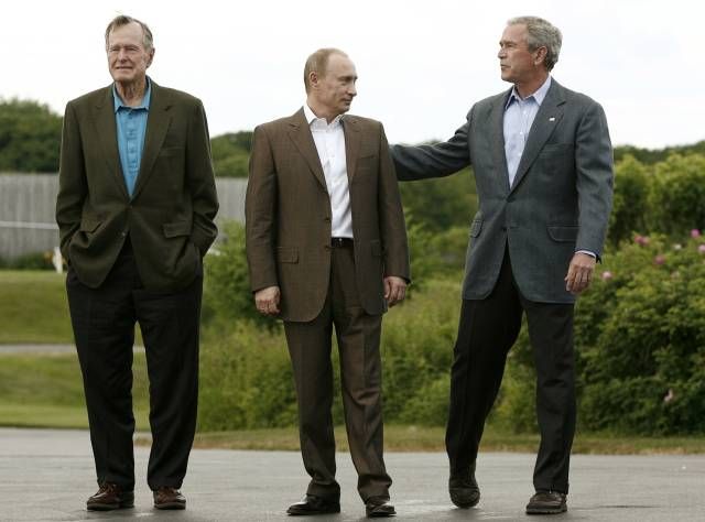 Správná trojka (zleva doprava): Exprezident USA Bush, ruský prezident Putin, prezident USA Bush. | Foto: Reuters