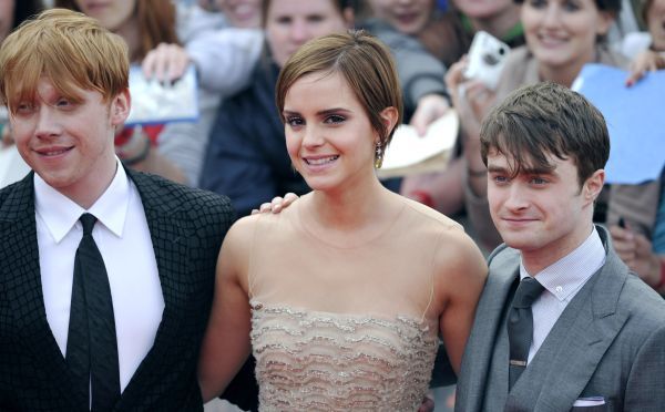 Emma Watsonová i J. K. Rowlingová se rozplakaly a nepomohlo jim ani žertování Ruperta Grinta, který prohlásil, že s potterovkami strávil "nejlepší polovinu svého života". Radcliffe zdůraznil, že za všechno v herecké kariéře vděčí právě Rowlingové. | Foto: Reuters