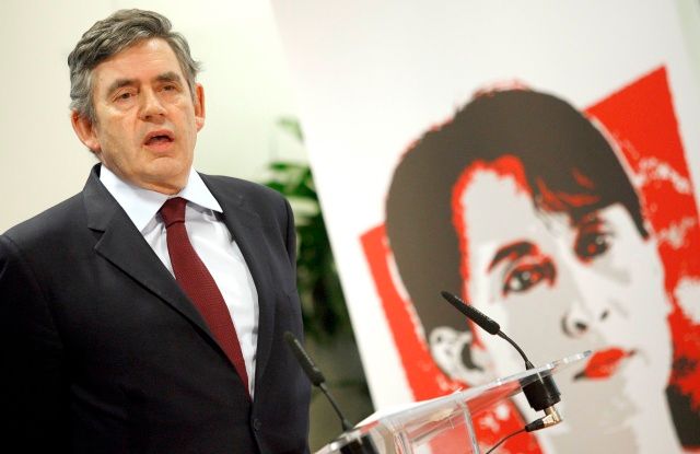 Britský premiér Gordon Brown a plakát Su Ťij v Bruselu. | Foto: Reuters