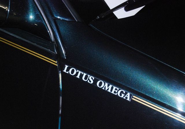 Lotus Omega, ač vypadá skoro stejně jako obyčejný Opel Omega, držel skoro deset let titul nejrychlejšího sedanu světa. Jezdí 290 km/hod | Foto: Radek Pecák