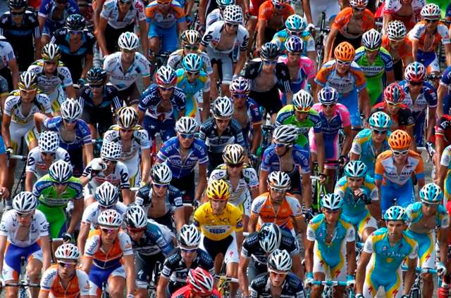 Peloton během desáté etapy Tour de France. | Foto: Reuters