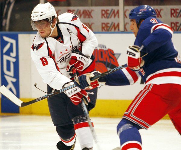 Český obránce NY Rangers Michal Rozsíval (vpravo) spolehlivě bránil. Nepřišla si na něj ani ruská hvězda Alexander Ovečkin (vlevo). Jeho tým nedostal ani gól, Rozsíval navíc vstřelil branku na konečných 2:0. | Foto: Reuters