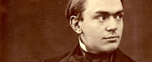 Alfred Nobel se narodil 21. října 1833 ve švédském Stockholmu. Byl chemikem, inženýrem, vynálezcem, ale také básníkem a dramatikem. 

 Proslul však zejména jako vynálezce dynamitu, který byl široce využíván v boji a válečných konfliktech. 

 To byl také jeden z důvodů, proč se později sám hluboce angažoval v sociální oblasti a mírovém hnutí. 

 V závěti z roku 1895 odkázal většinu svého bohatství na vytvoření nadace, která by oceňovala nejvýznamnější a pro lidstvo nejpřínosnější objevy v chemii, fyzice, medicíně, literatuře. Pátá cena měla putovat do rukou těch, kteří se významně angažovali v humanitární oblasti a mírovém hnutí. | Foto: Nobel Foundation