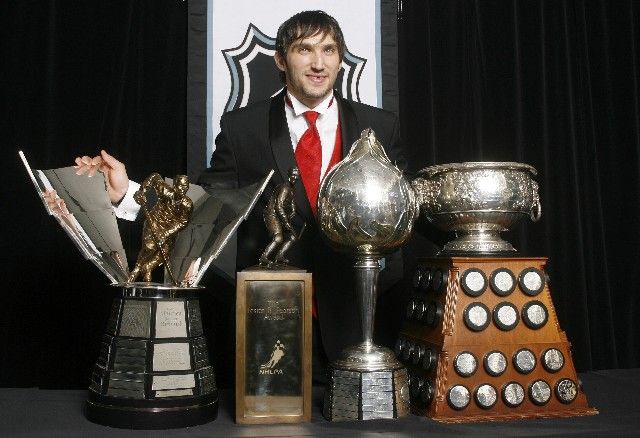 Alexandr Ovečkin pózuje se svými cenami z loňské sezony. Zleva Maurice Richard Trophy, Lester B. Pearson Trophy, Hart Memorial Trophy a Art Ross Trophy. | Foto: Reuters