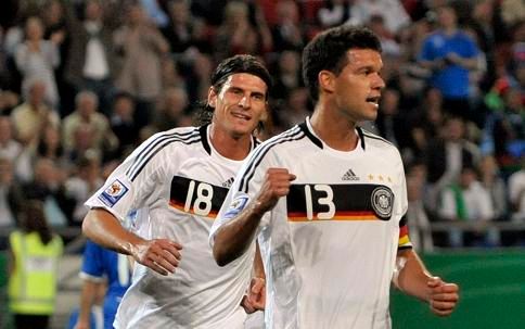 Michael Ballack slaví gól do sítě Azerbajdžánu | Foto: Reuters