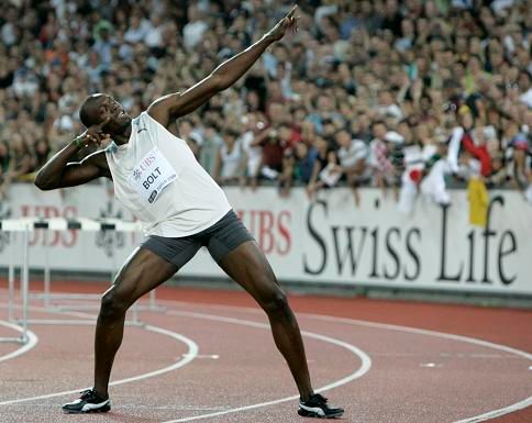 Netradičně v bílém, ale s tradiční oslavou. To je Usain Bolt | Foto: Reuters