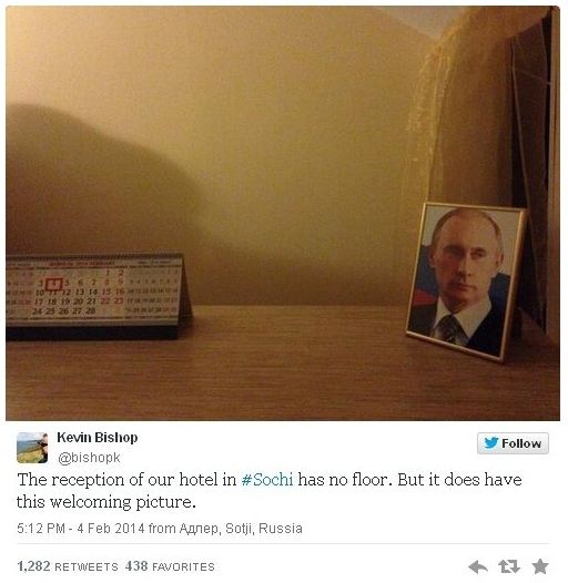 Kevin Bishop z BBC tvrdí, že recepce jeho hotelu sice nemá podlahu, ale aspoň má hezkou uvítací fotku. | Foto: Twitter