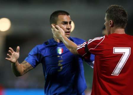 Itaský fotbalista Fabio Cannavaro (vlevo) hovoří s Maďarem Balazsem Dzsudzsakem. Italové v přípravném duelu překvapivě prohráli | Foto: Reuters