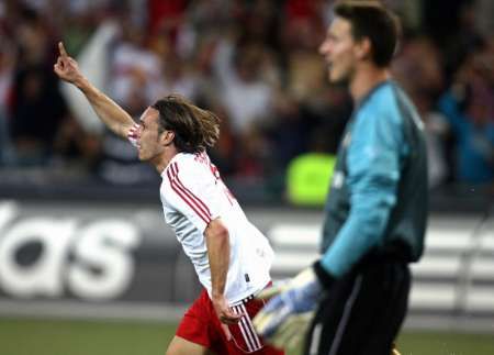 Christian Tiffert ze Salcburku (v bílém) se raduje z gólu v brance curyšského Johnny Leoniho. | Foto: Reuters