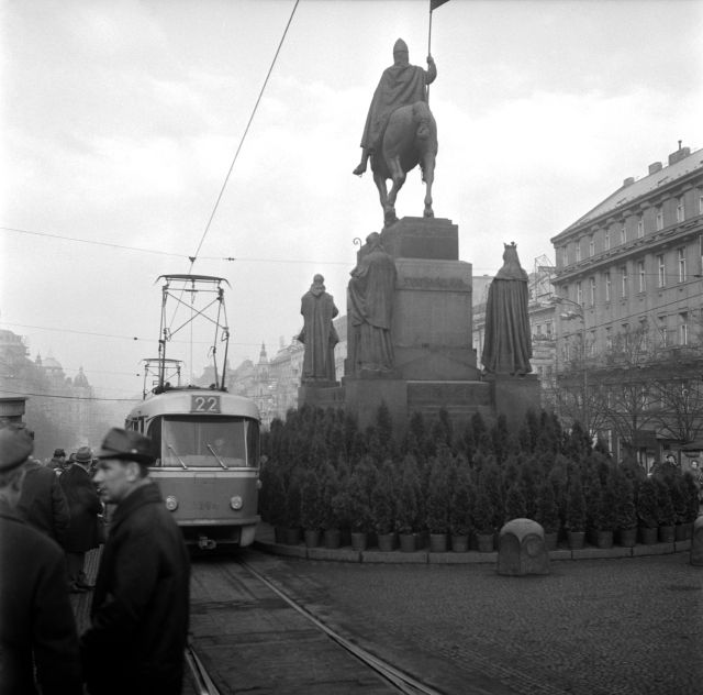 Poslední vzpomínka je na Václavské náměstí roku 1969. Křoví, které mělo zabránit v zapalování svíček za Jana Palacha, si získalo název Štrougalovy sady. | Foto: ČTK