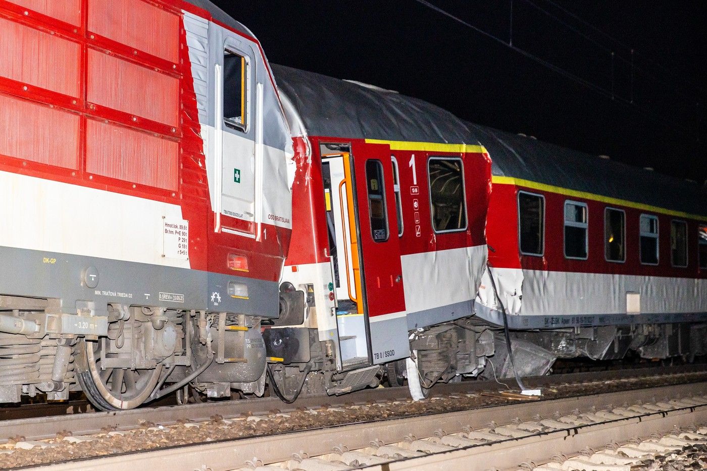 Jeden z vlaků projel červenou. Kvůli nehodě u Pezinku se sejde slovenská vláda