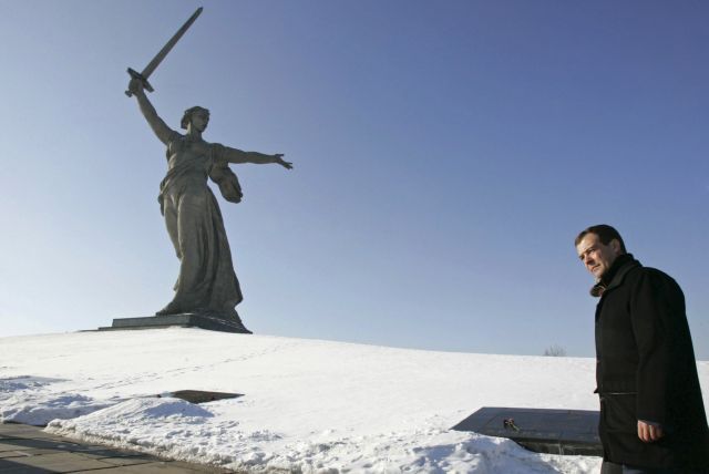 Dmitrij Medveděv kráčí ve Volgogradu k válečnému památníku, který připomíná stalingradskou bitvu. | Foto: Reuters