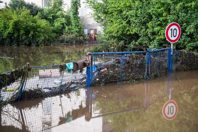 Řeka byla ještě ráno na třetím povodňovém stupni, kolem sedmé hodiny ranní hladina klesla na druhý stupeň. | Foto: ČTK