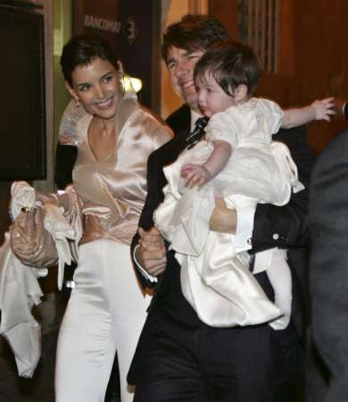 Katie, Tom a Suri - symbol štěstí. | Foto: Reuters