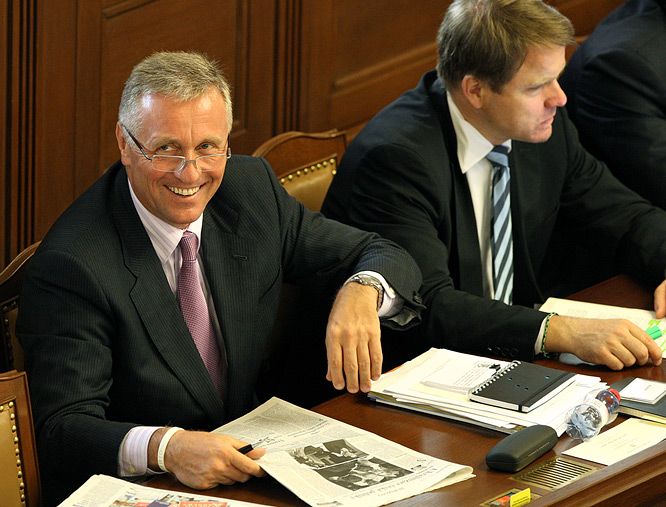 Hlavní bod mimořádné schůze Poslanecké sněmovny ČR nebyl schválen a premiér Topolánek se usmívá. | Foto: Tomáš Adamec, Aktuálně.cz