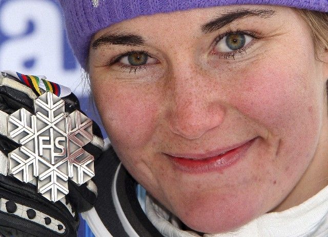 Šárka Záhrobská se stříbrnou medailí z mistrovství světa ve Val d'Isere. | Foto: Reuters