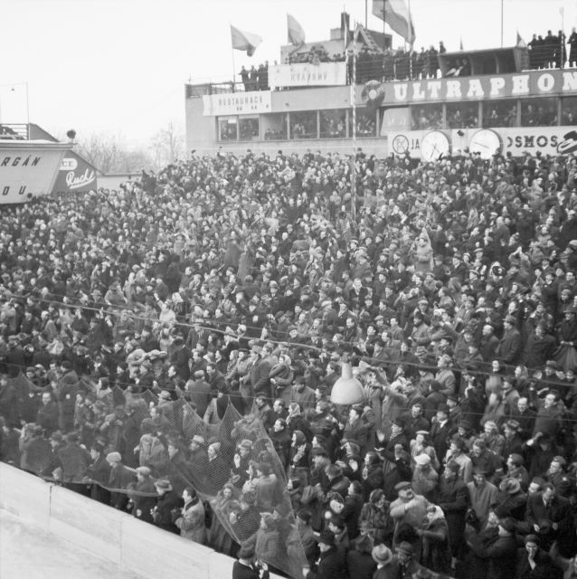 Nejslavnějším momentem štvanické historie byl rok 1947, kdy zde českoslovenští hokejisté vybojovali titul mistrů světa. Zdejší led ale využívala i veřejnost a především mládež - vyrostla zde řada hokejových i krasobruslařských osobností v čele s legendární Ájou Vrzáňovou. | Foto: ČTK