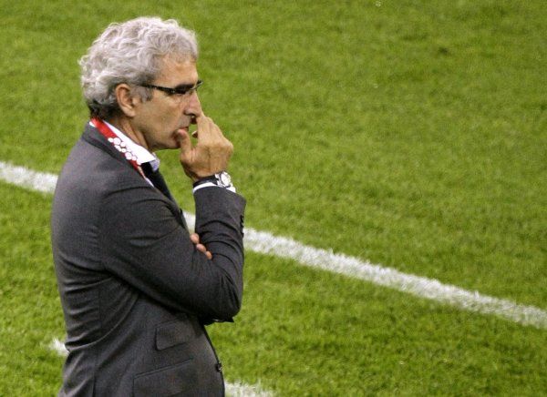 O čem asi přemýšlel Raymond Domenech v závěru posledního utkání Francie na Euro 2008? Kde se stala chyba? Nebo o svatbě? | Foto: Reuters