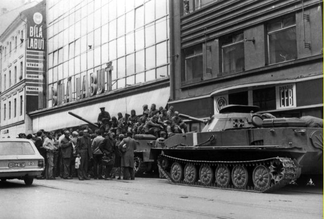 Sovětské transportéry a západoněmecké auto před pražským obchodním domem Bílá labuť na snímku Jana Palacha. | Foto: Archiv Ladislava Žižky