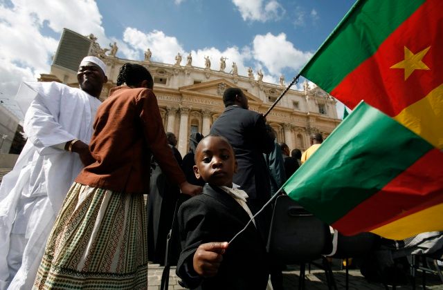 Za chvíli už bude u nás: Kamerunci na Svatopetrském náměstí poslouchají řeč Benedikta XVI. | Foto: Reuters