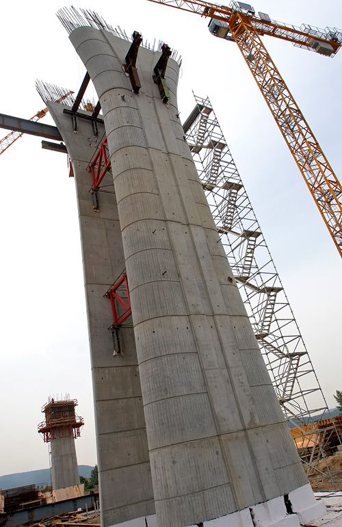 Silnice povede ve výšce okolo čtyřiceti metrů nad údolím Berounky. | Foto: Tomáš Adamec, Aktuálně.cz