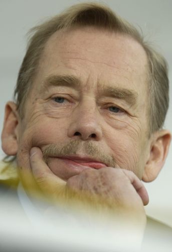 Václav Havel jako host 12. ročníku veletrhu Svět knihy Praha při prezentaci své nové knihy Prosím stručně. Jedná se o rozhovor Havla s Karlem Hvížďalou, doplněný o poznámky a dokumenty z období Havlova působení v prezidentském úřadě. | Foto: Aktuálně.cz