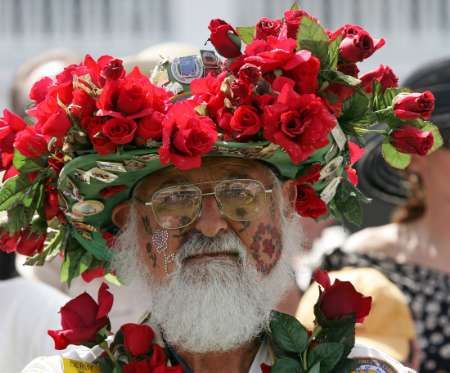 Známý fanoušek "Kentucky Colonel" Charles M. Matasich při tradičním dostihovém Kentucky Derby. | Foto: Reuters