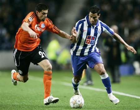 Carlos Grossmüller ze Schalke (vlevo) a Ricardo Quaresma z Porta | Foto: Reuters