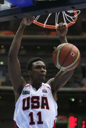 Americký basketbalista Chris Bosh zakončuje efektní smečí ve čtvrtfinále MS proti Německu. | Foto: Reuters