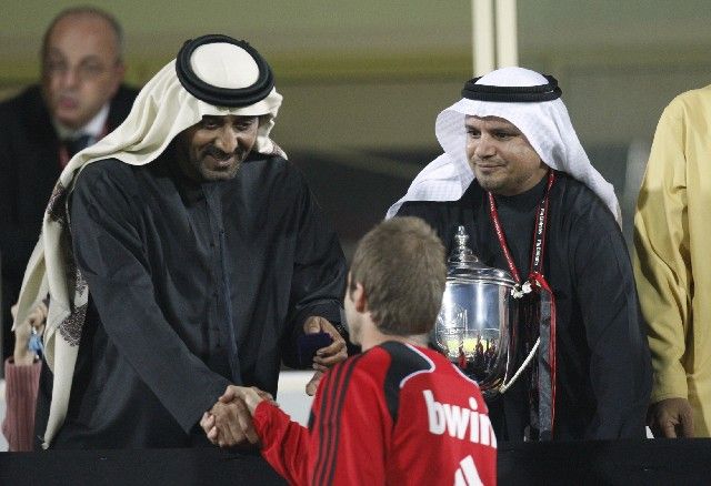 David Beckham v dresu AC Milán přebírá z rukou dubajských šejků trofej za vítězství v přátelském zápase s Hamburkem. | Foto: Reuters