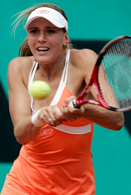 Nicole Vaidišová se soustředí na return, který vrátila Rakušance Samanthě Stosurové na Roland Garros. | Foto: Reuters