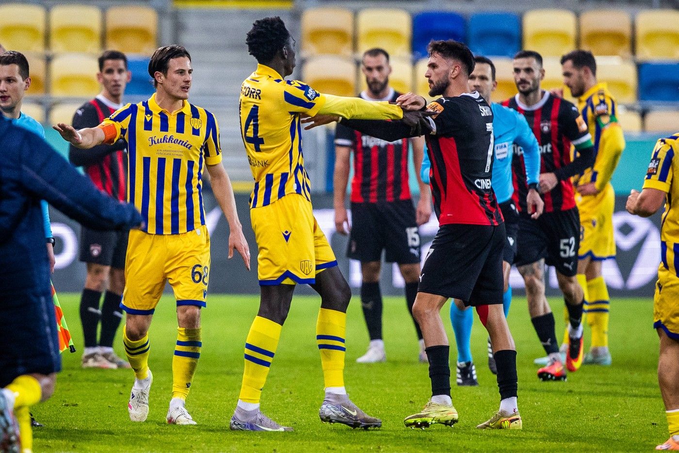 Exslávista se zapojil do bitky, dostal červenou. To je úplně špatně, říkal komentátor