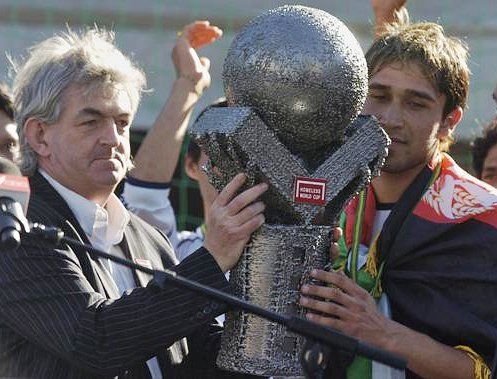 Organizátor turnaje Mel Young předává trofej pro mistry světa afghánskému kapitánovi Sajídu Rezovi. | Foto: Internet