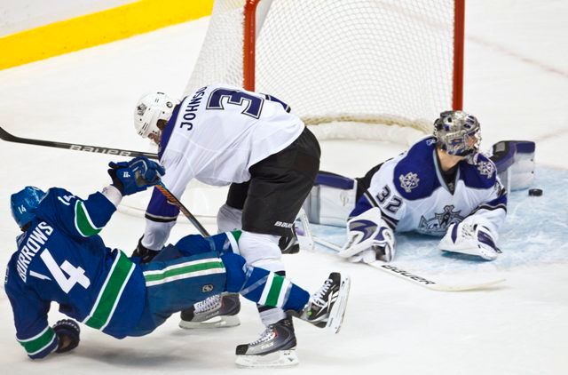 Jak se má uklízet před brankou ukazuje Michálkovi Jack Johnson z Los Angeles Kings. | Foto: Reuters