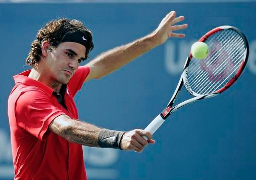 Roger Federer při zápase US Open proti Gillesi Müllerovi | Foto: Reuters