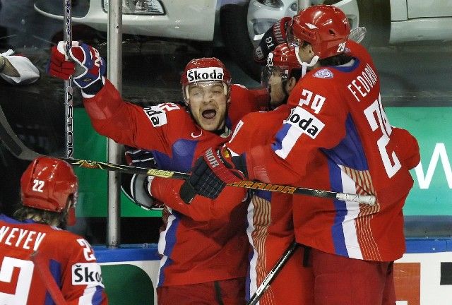 Alexandr Sjomin (uprostřed) se se svými spoluhráči raduje z gólu do kanadské sítě. | Foto: Reuters